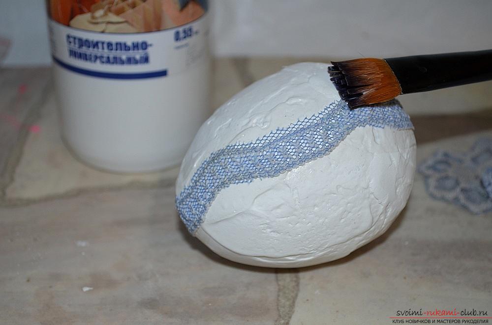 Пасхальный мастер-класс покажет как сделать декор яиц с помощью кружева и пуговиц.. Фото №7